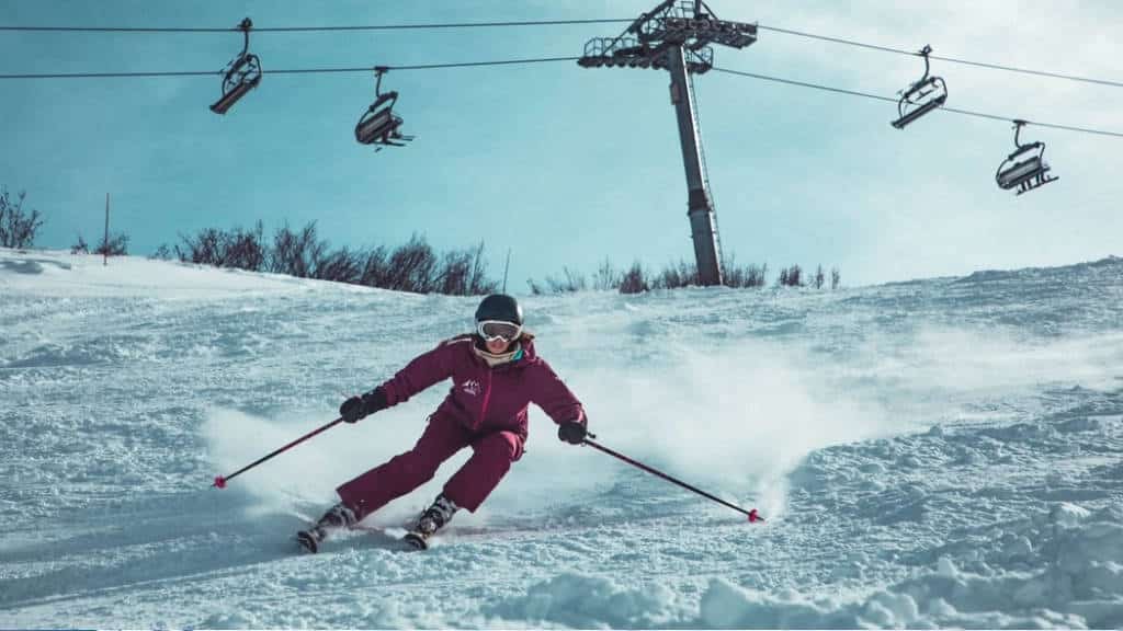 Lyžiar na svahu pod lanovkou