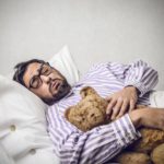 Spánok a chudnutie v spánku - chlapík s mackom v posteli