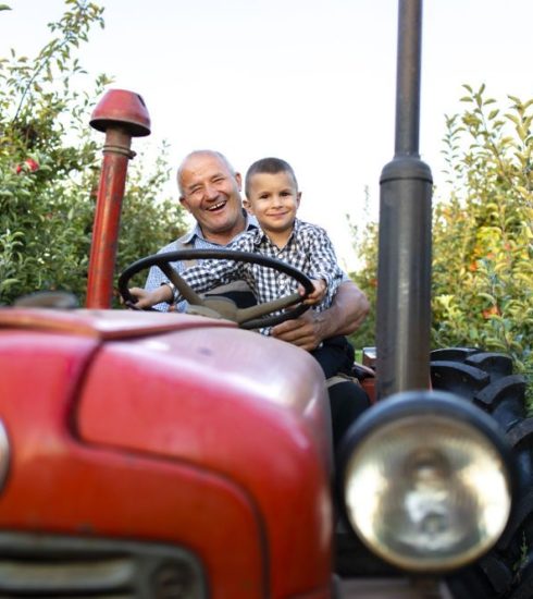 Malý farmár, chlapec a traktor