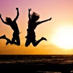 Dvojica skáče radosťou - Ako investovať do zdravia