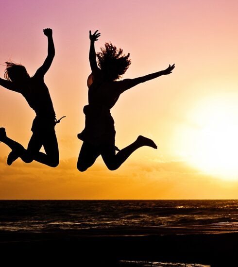 Dvojica skáče radosťou - Ako investovať do zdravia