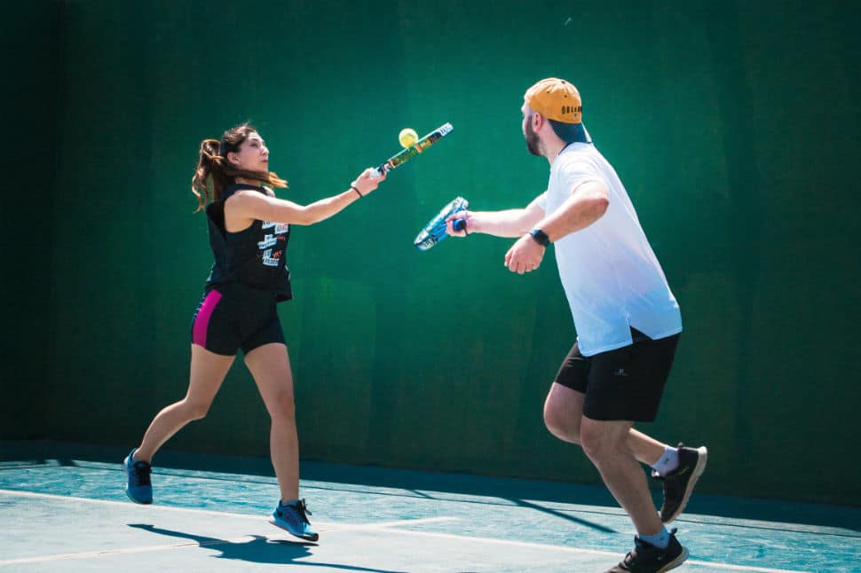 Muž a žena hrajú padel tenis