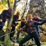 Lucia Turaz Okoličány a dievčatá si užívajú Nordic walking v lese.