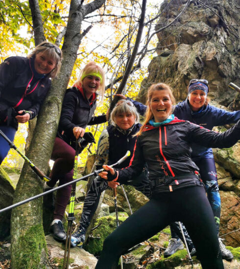Lucia Turaz Okoličány a dievčatá si užívajú Nordic walking v lese.