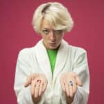 Žena s červenou a modrou pilulkou – ilustračné foto k článku Wegovy vs Ozempic