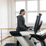 Stepper alebo bežecký pás - muž, tríning