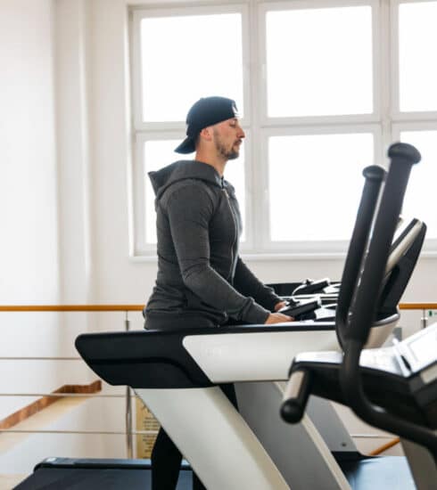 Stepper alebo bežecký pás - muž, tríning