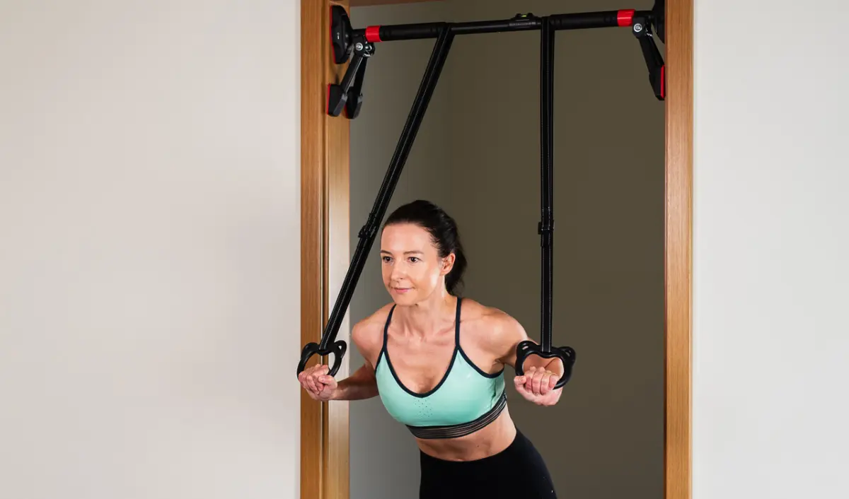 Ako poskladať domáci silový priestor tak, aby mal pevný základ, prirodzený rytmus a miesto pre dlhodobý rast 18 hrazda do dveri